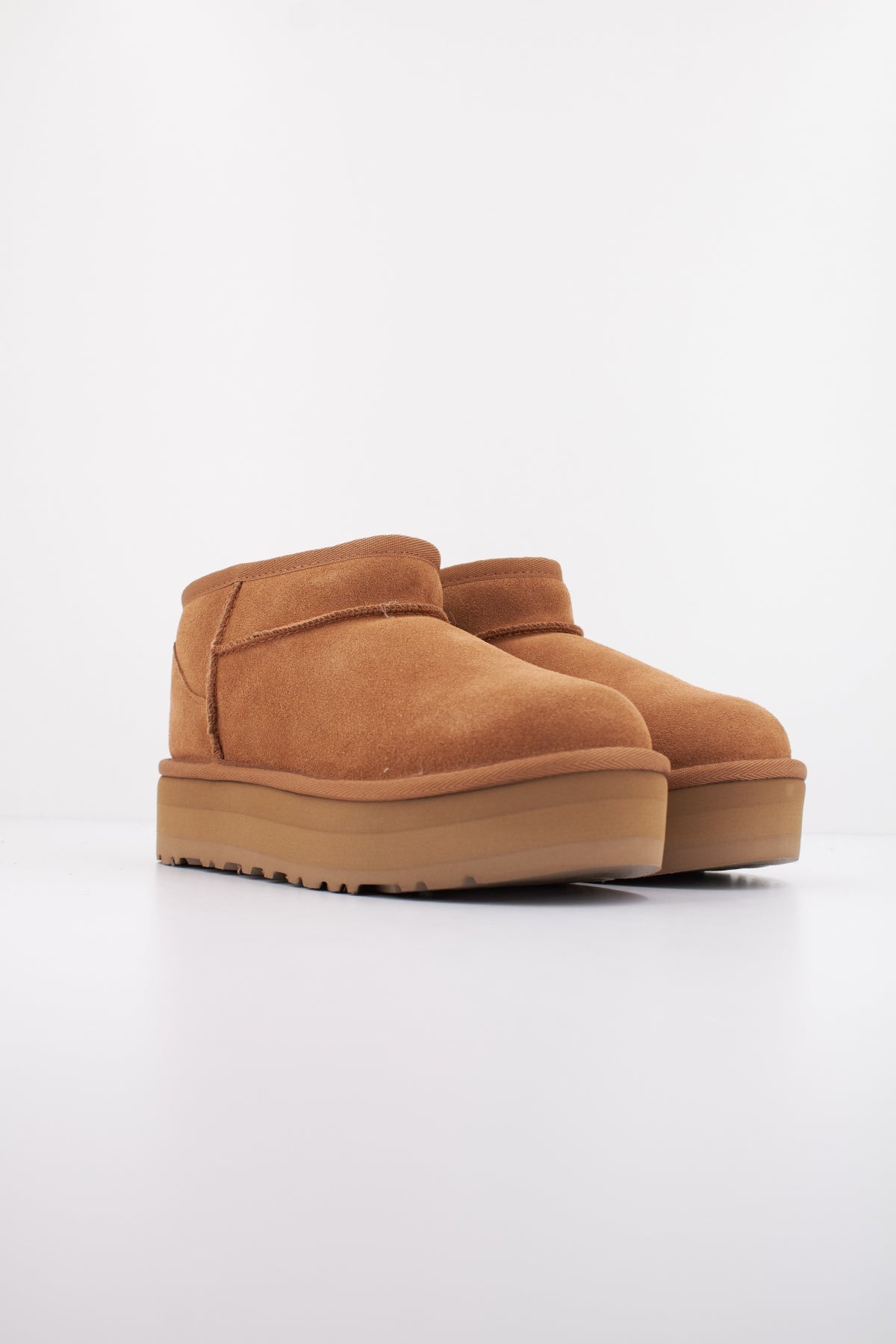 UGG K CLASSIC ULTRA MINI PLATF en color MARRON CLARO  (2)