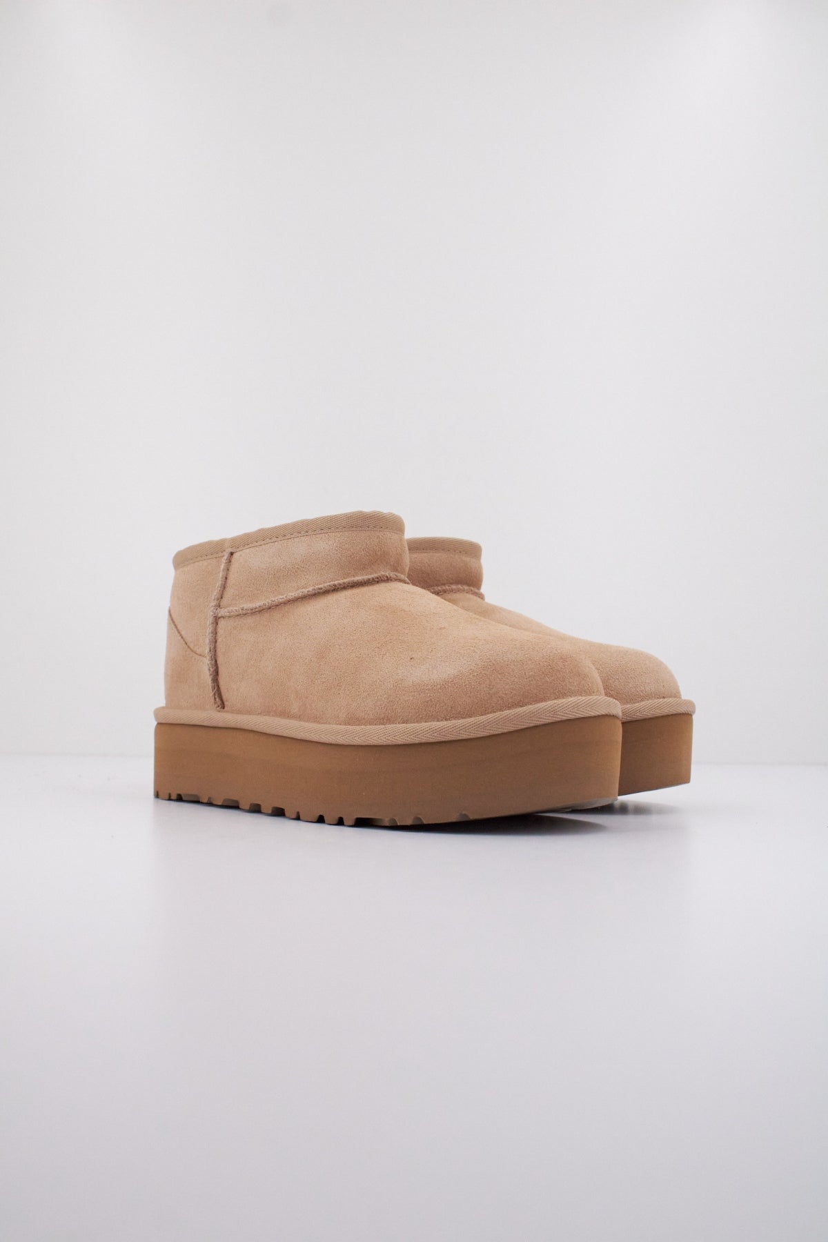 UGG K CLASSIC ULTRA MINI PLATF en color BEIS (2)