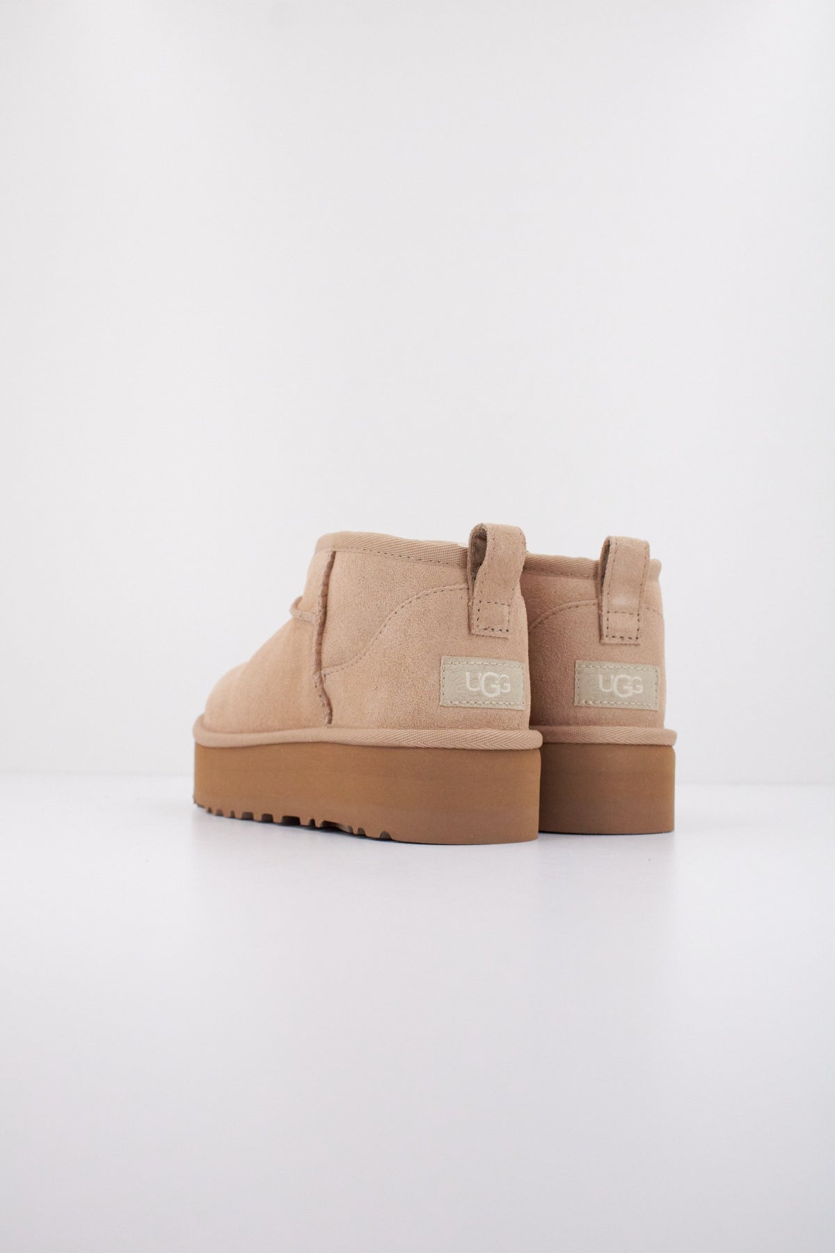 UGG K CLASSIC ULTRA MINI PLATF en color BEIS (4)
