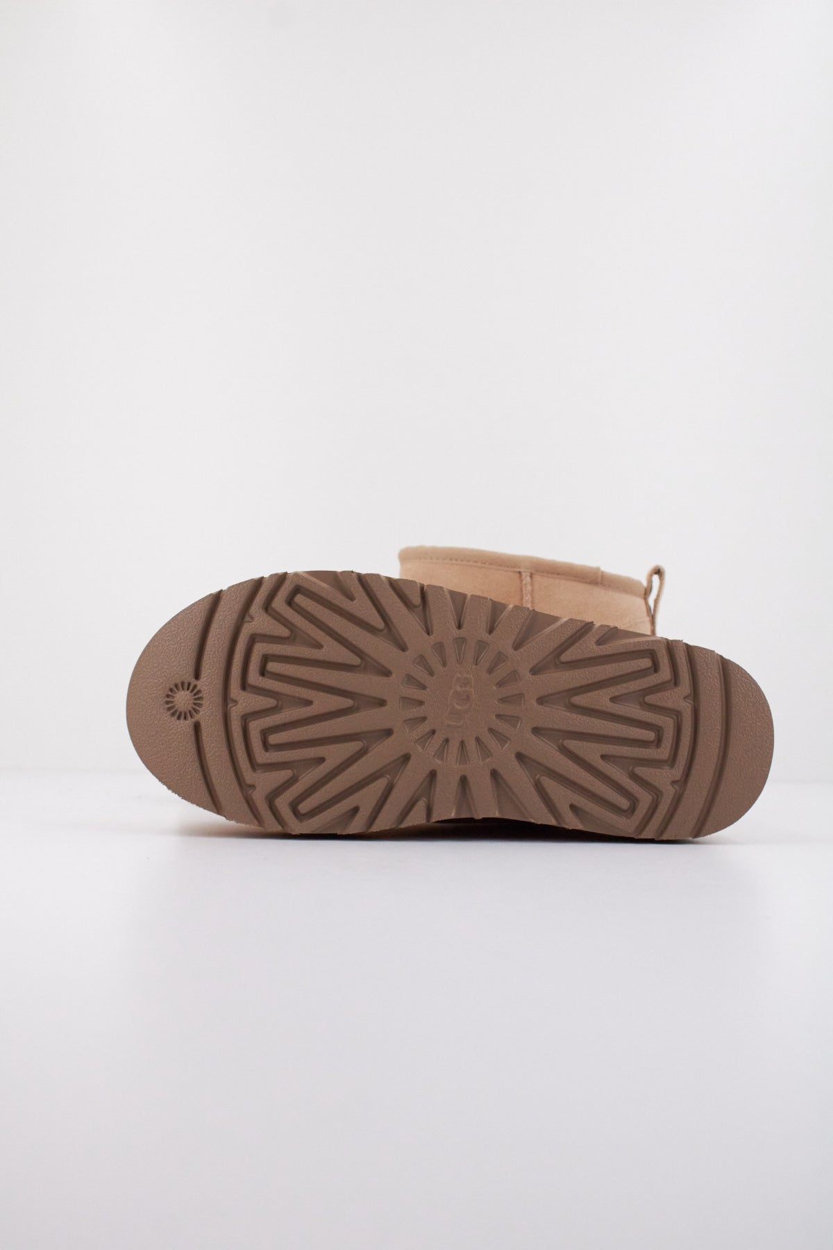 UGG K CLASSIC ULTRA MINI PLATF en color BEIS (5)
