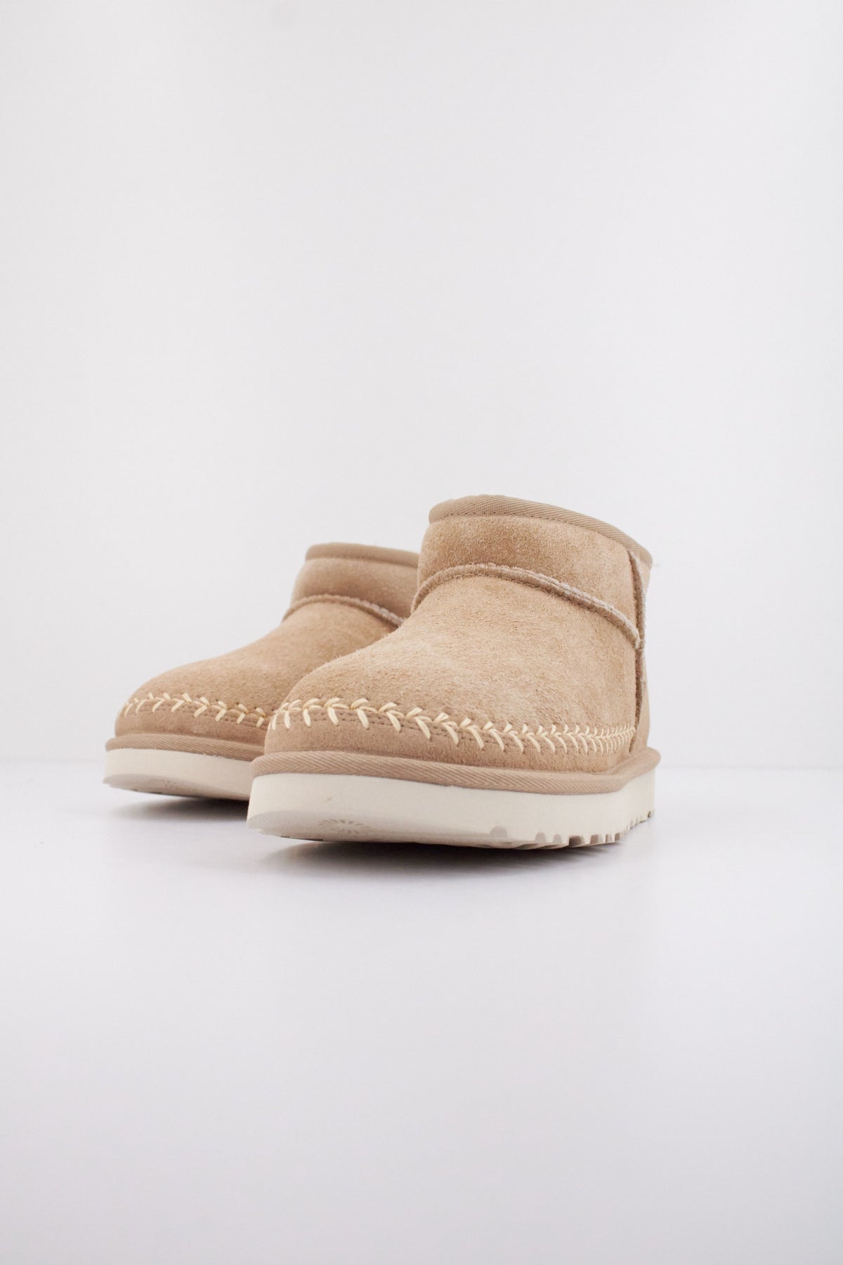 UGG W CLASSIC ULTRA MINI BIARRITZ en color BEIS (2)