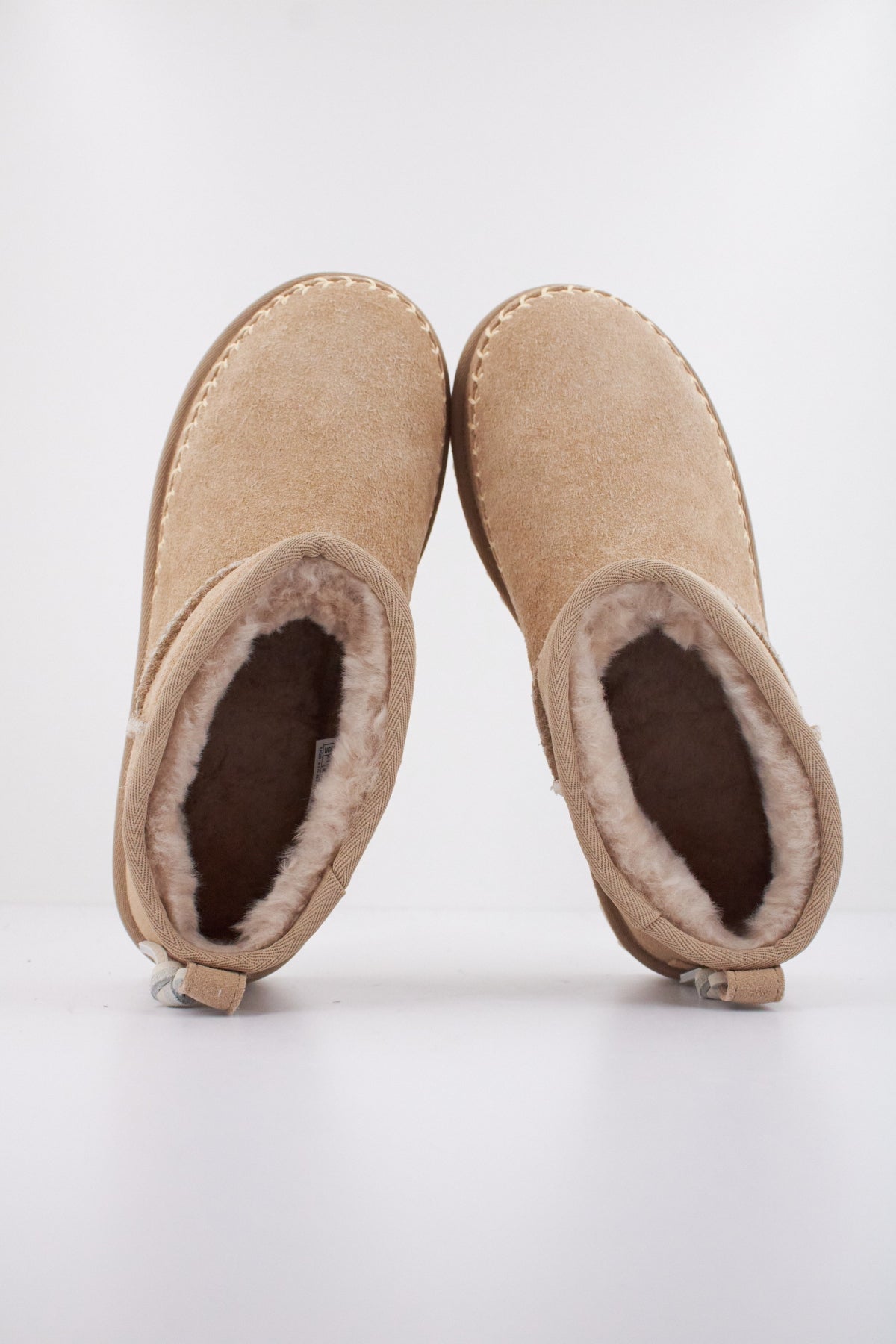 UGG W CLASSIC ULTRA MINI BIARR en color BEIS (3)