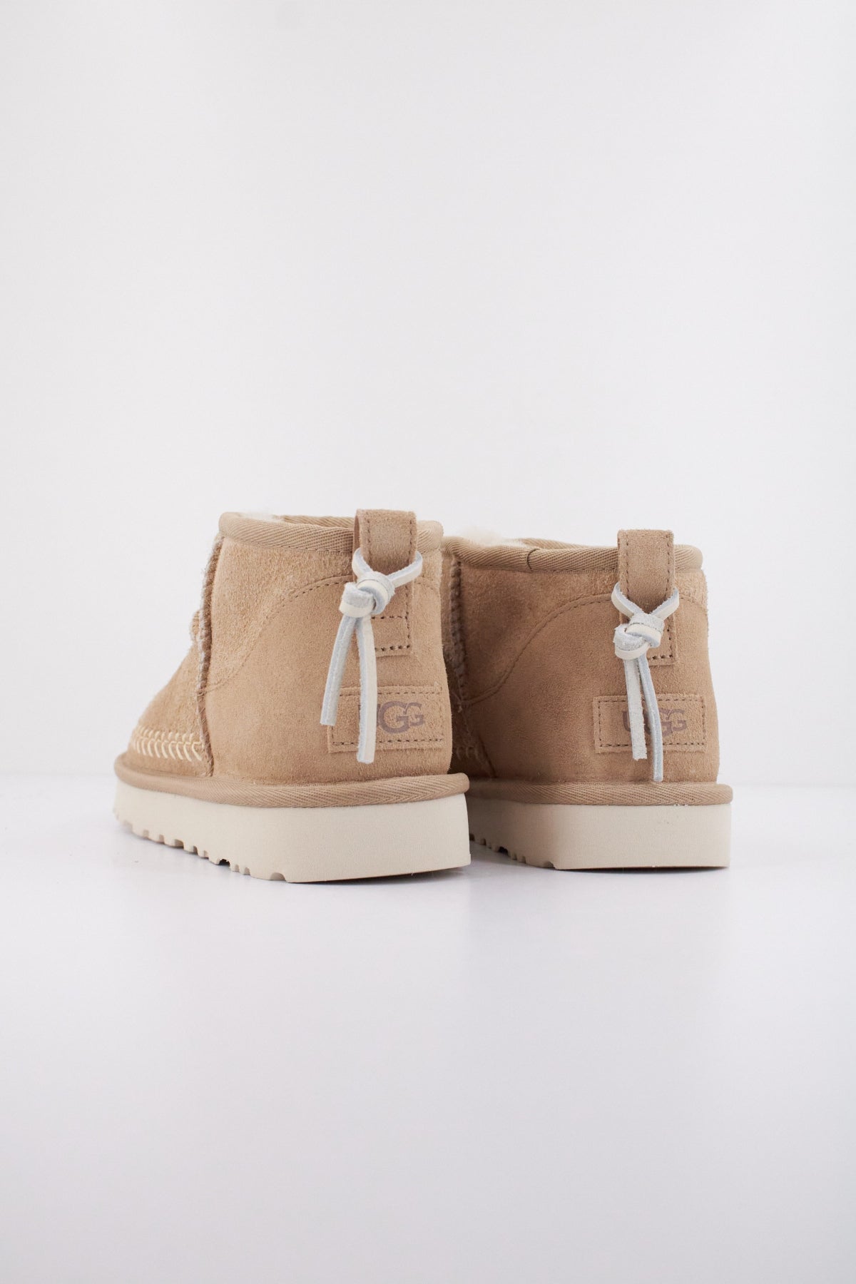 UGG W CLASSIC ULTRA MINI BIARR en color BEIS (4)