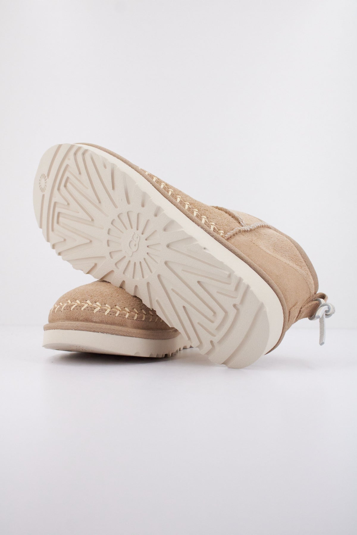 UGG W CLASSIC ULTRA MINI BIARRITZ en color BEIS (5)