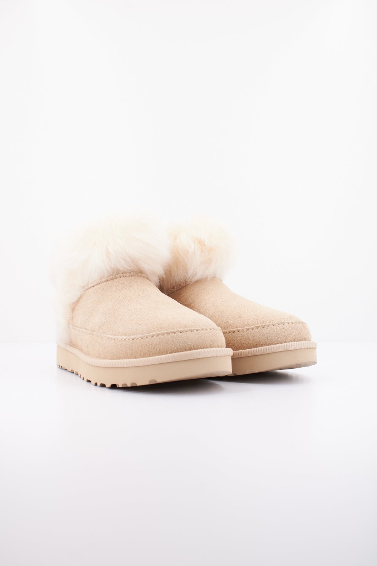UGG W CLASSIC ULTRA MINI CHALE en color BEIS (2)