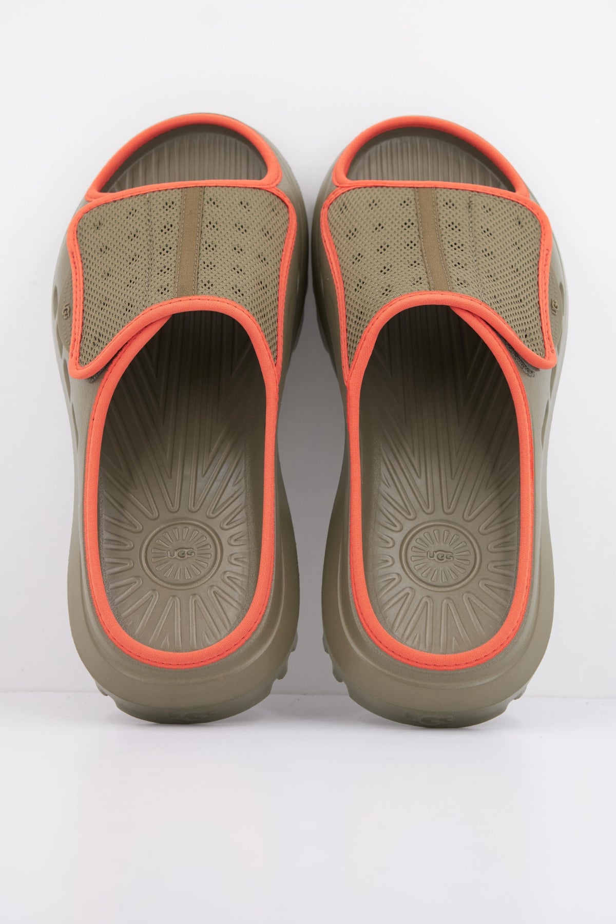UGG M PEAKMOD SLIDE en color VERDE (3)