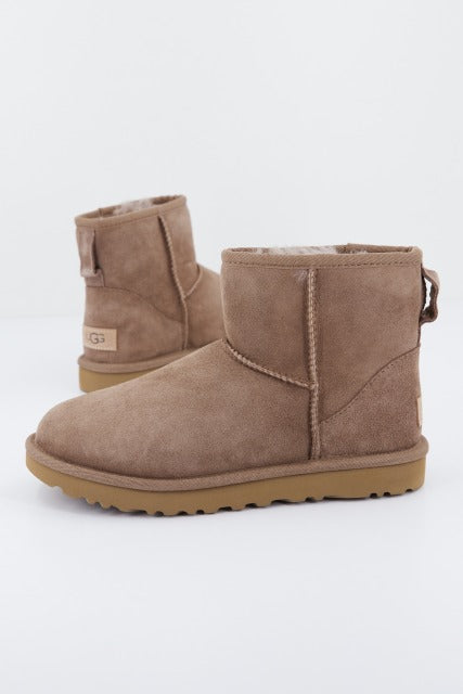 UGG CLASSIC MINI II en color MARRON (1)