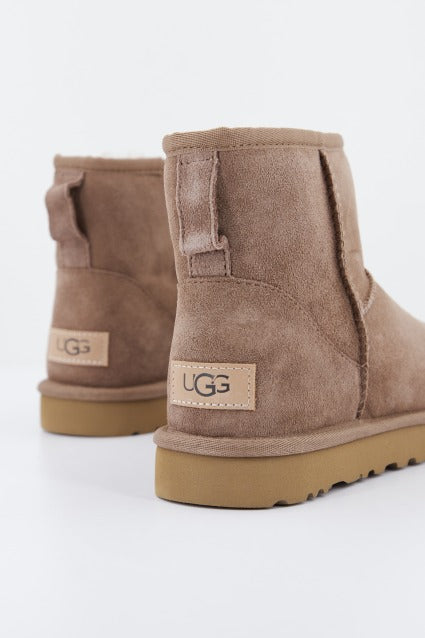 UGG CLASSIC MINI II en color MARRON (3)