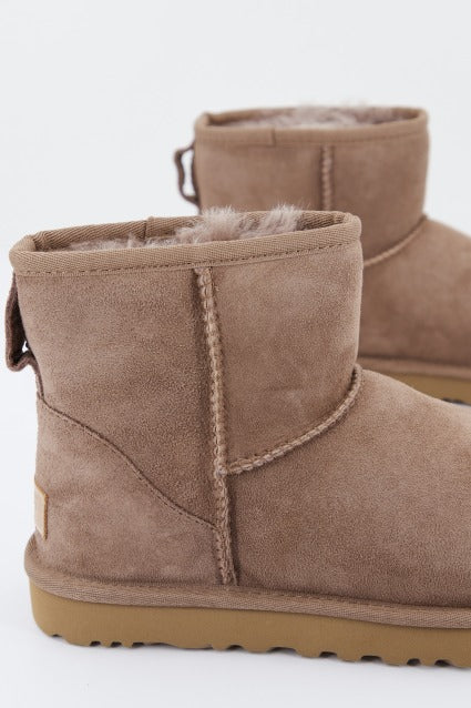 UGG CLASSIC MINI II en color MARRON (4)