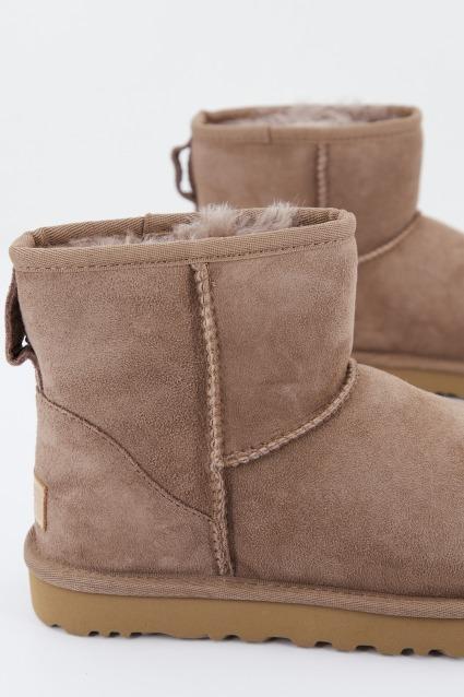 UGG CLASSIC MINI II en color MARRON (4)
