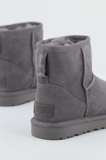 UGG UGG CLASSIC MINI en color GRIS (3)
