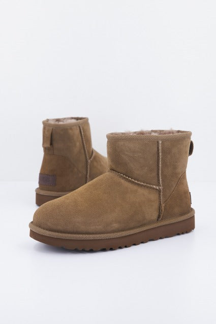 UGG CLASSIC MINI II en color MARRON (1)