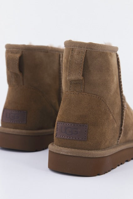 UGG CLASSIC MINI II en color MARRON (3)