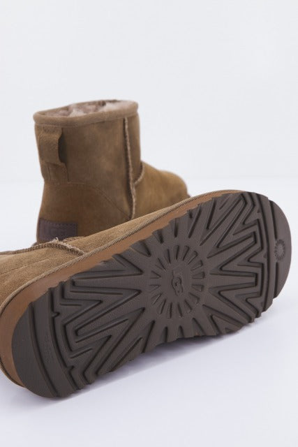 UGG CLASSIC MINI II en color MARRON (4)
