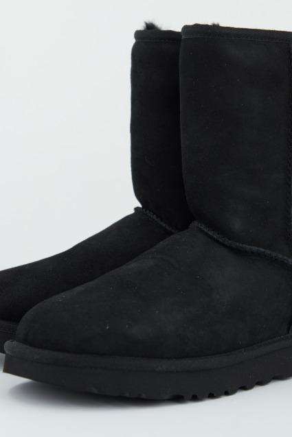 UGG W CLASSIC SHORT II en color NEGRO (2)