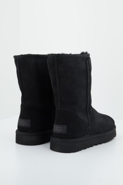 UGG W CLASSIC SHORT II en color NEGRO (3)