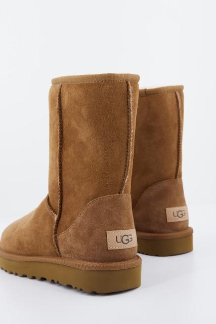 UGG W CLASSIC SHORT II en color MARRON (3)