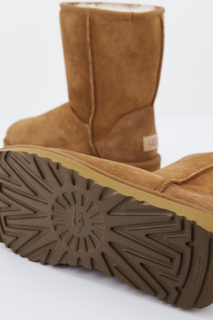 UGG W CLASSIC SHORT II en color MARRON (4)