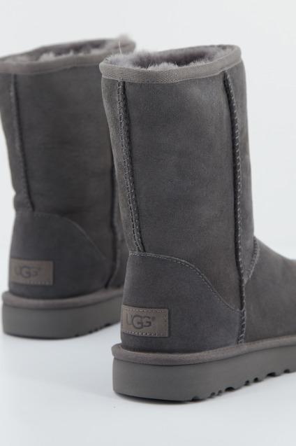 UGG W CLASSIC SHORT II en color GRIS (4)