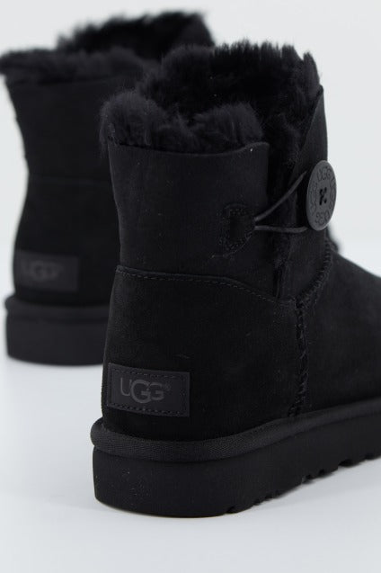 UGG UGG MINI BUTTON en color NEGRO (3)