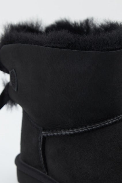 UGG MINI BAILEY BOW II en color NEGRO (2)