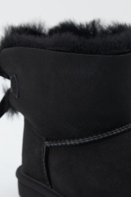 UGG MINI BAILEY BOW II en color NEGRO (2)