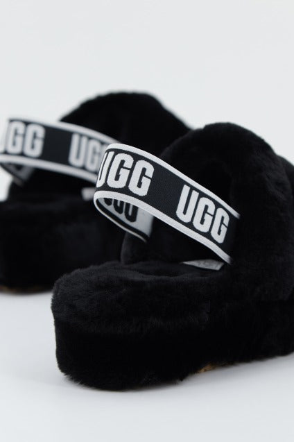 UGG FLUFF YEAH SLIDE en color NEGRO (3)