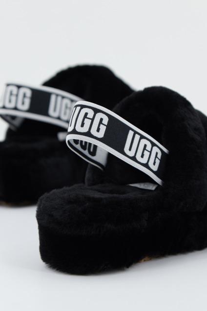 UGG FLUFF YEAH SLIDE en color NEGRO (3)