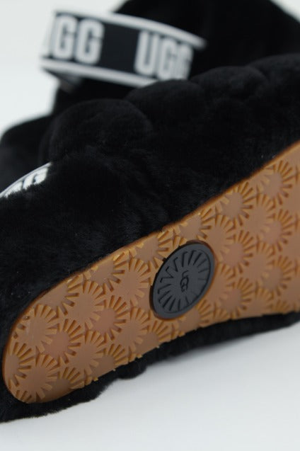 UGG FLUFF YEAH SLIDE en color NEGRO (4)