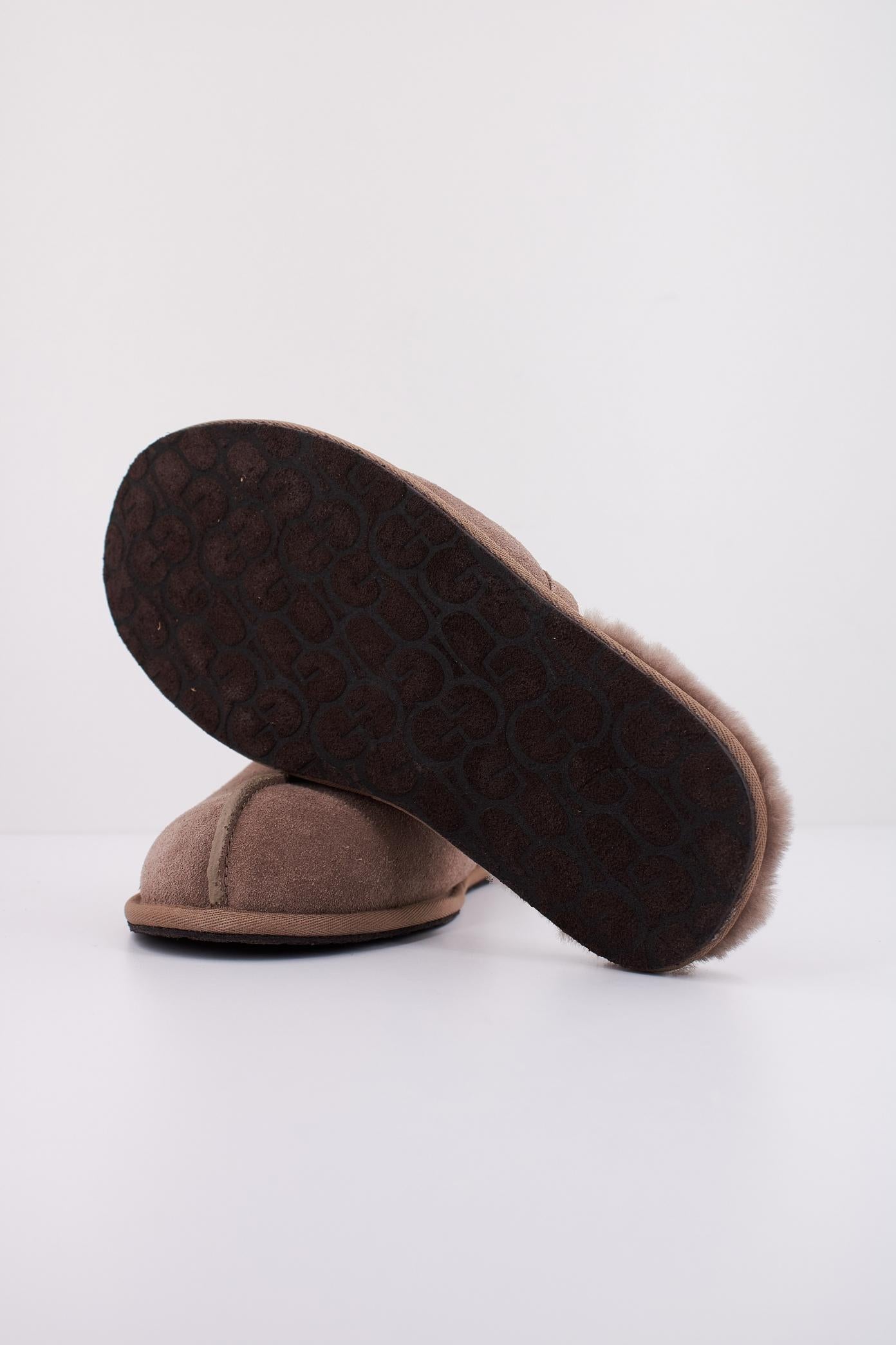UGG SCUFF en color BEIS (5)