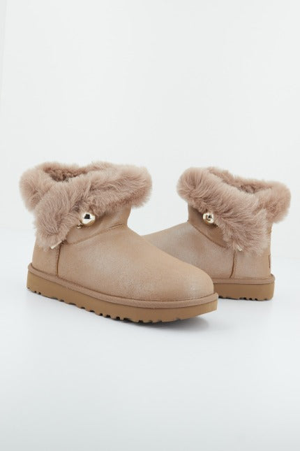 UGG UGG FLUFF PIN en color MARRON (3)