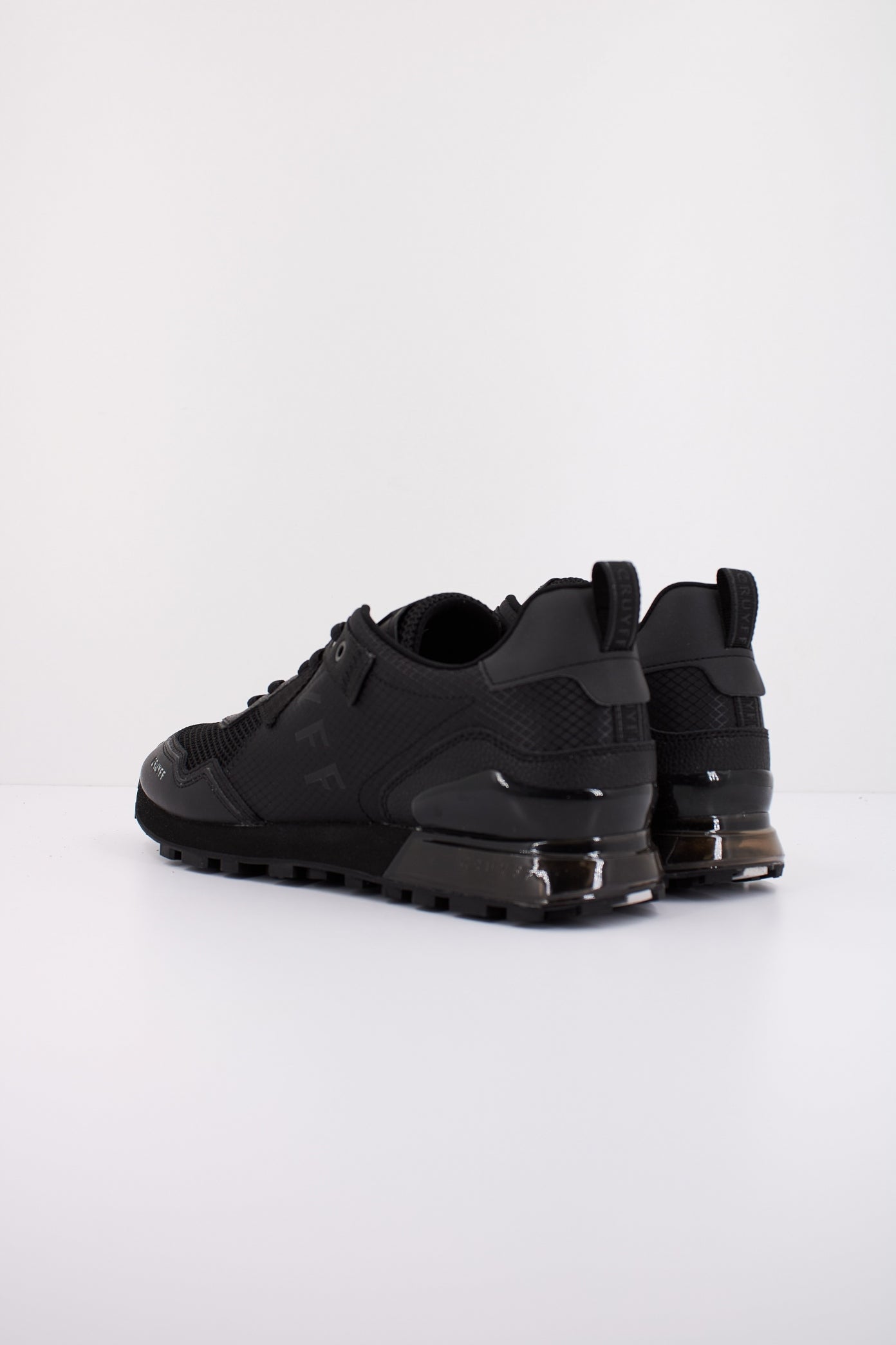 CRUYFF SUPERBIA en color NEGRO (4)