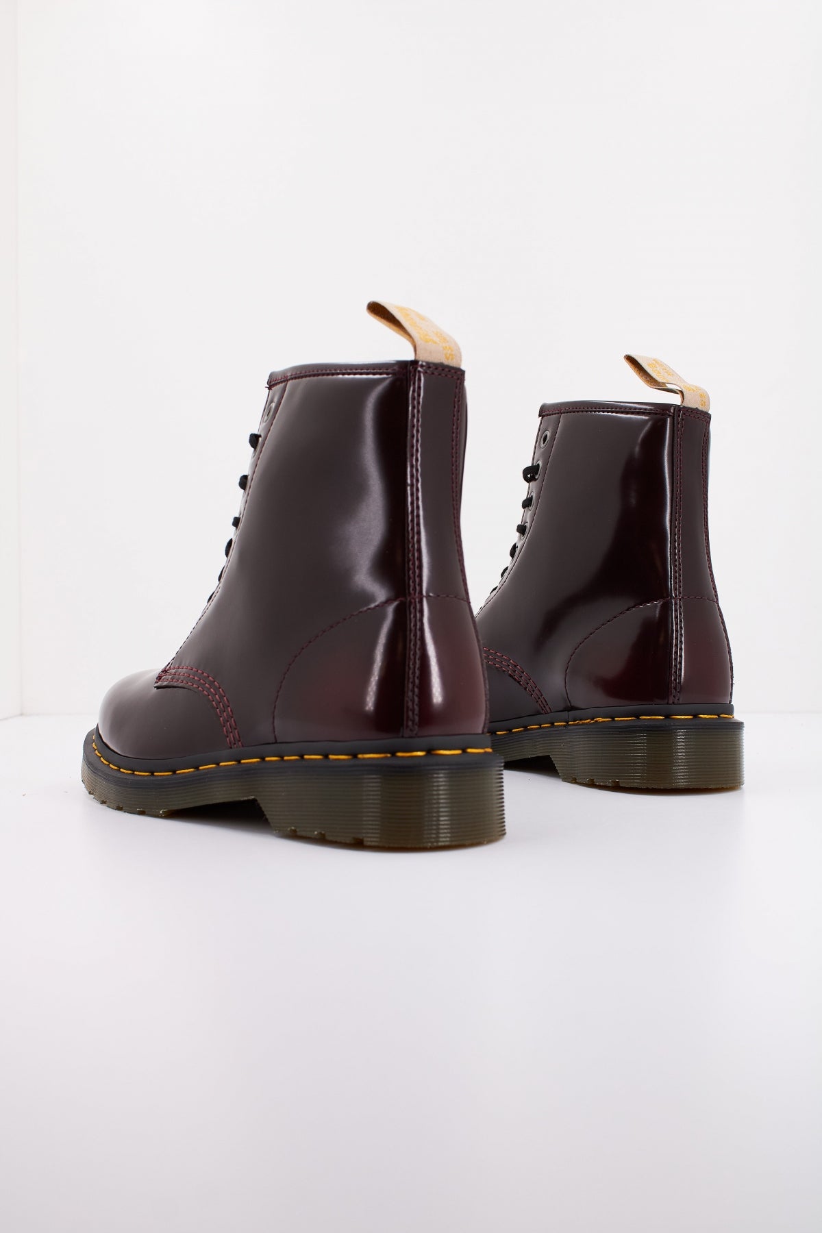 DR. MARTENS VEGAN  en color ROJO  (4)