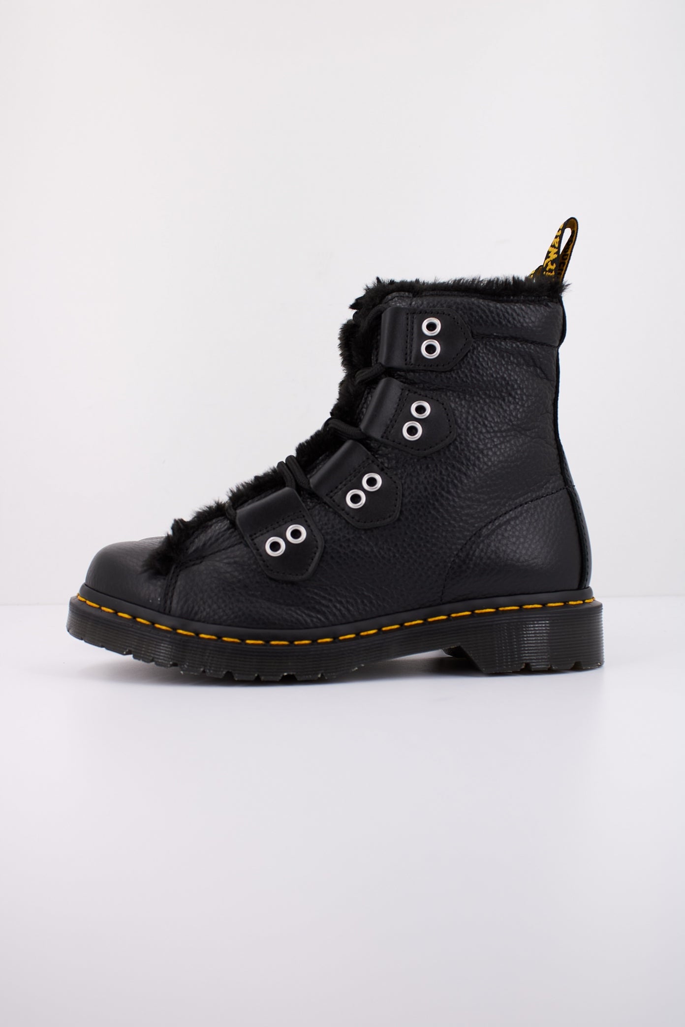 DR. MARTENS WANAMA en color NEGRO  (1)