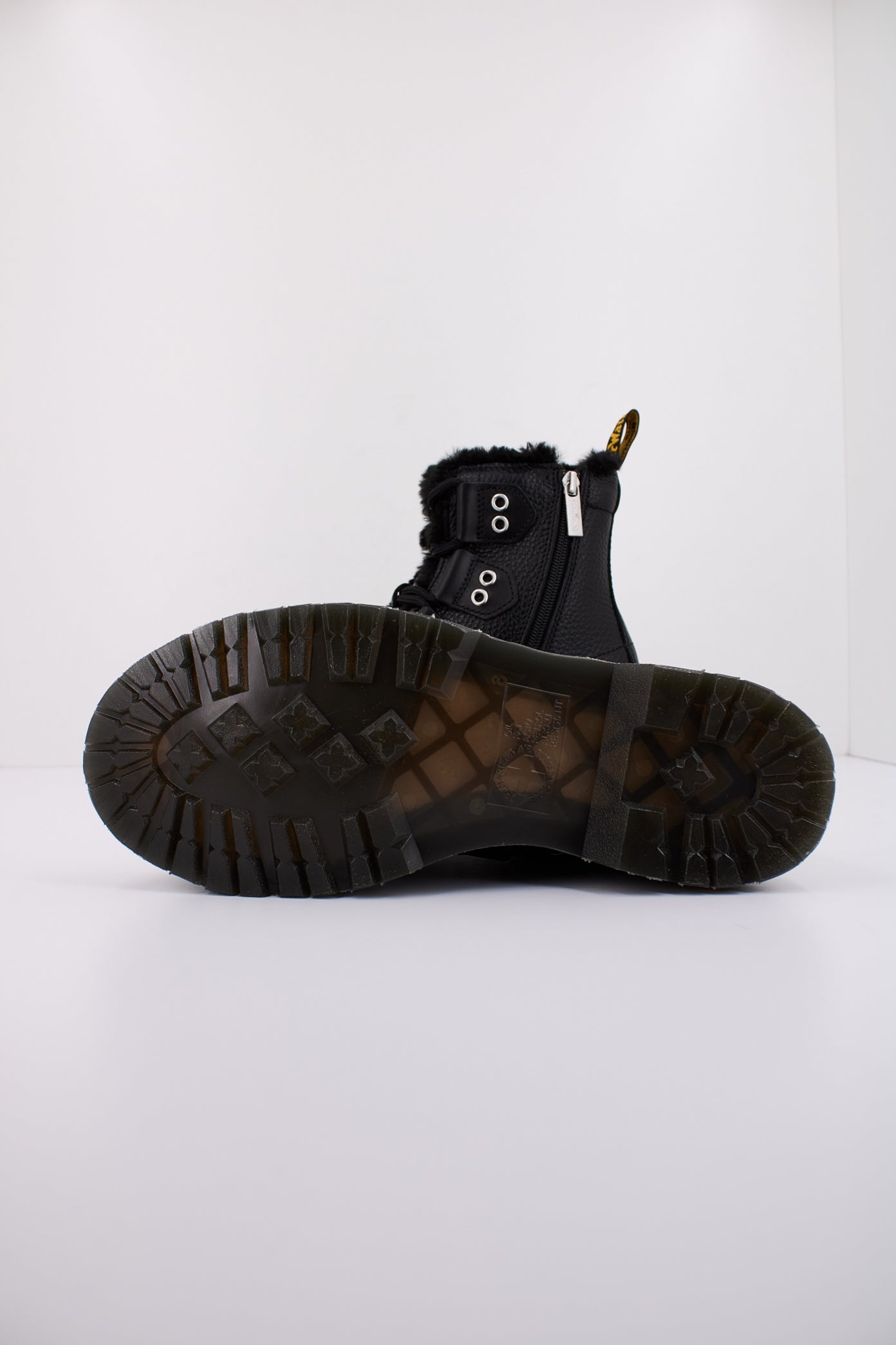 DR. MARTENS WANAMA en color NEGRO  (5)