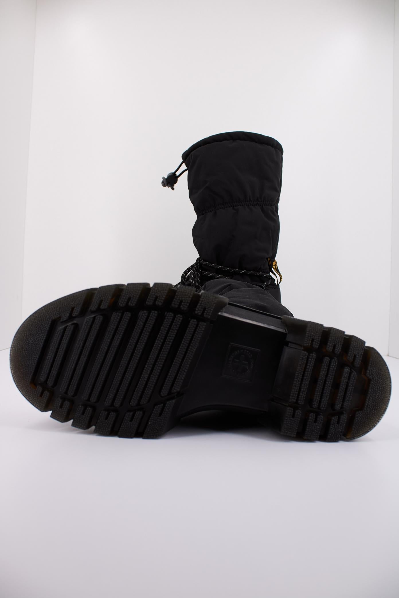 DR. MARTENS AUDRICK PADDED HI en color NEGRO  (5)