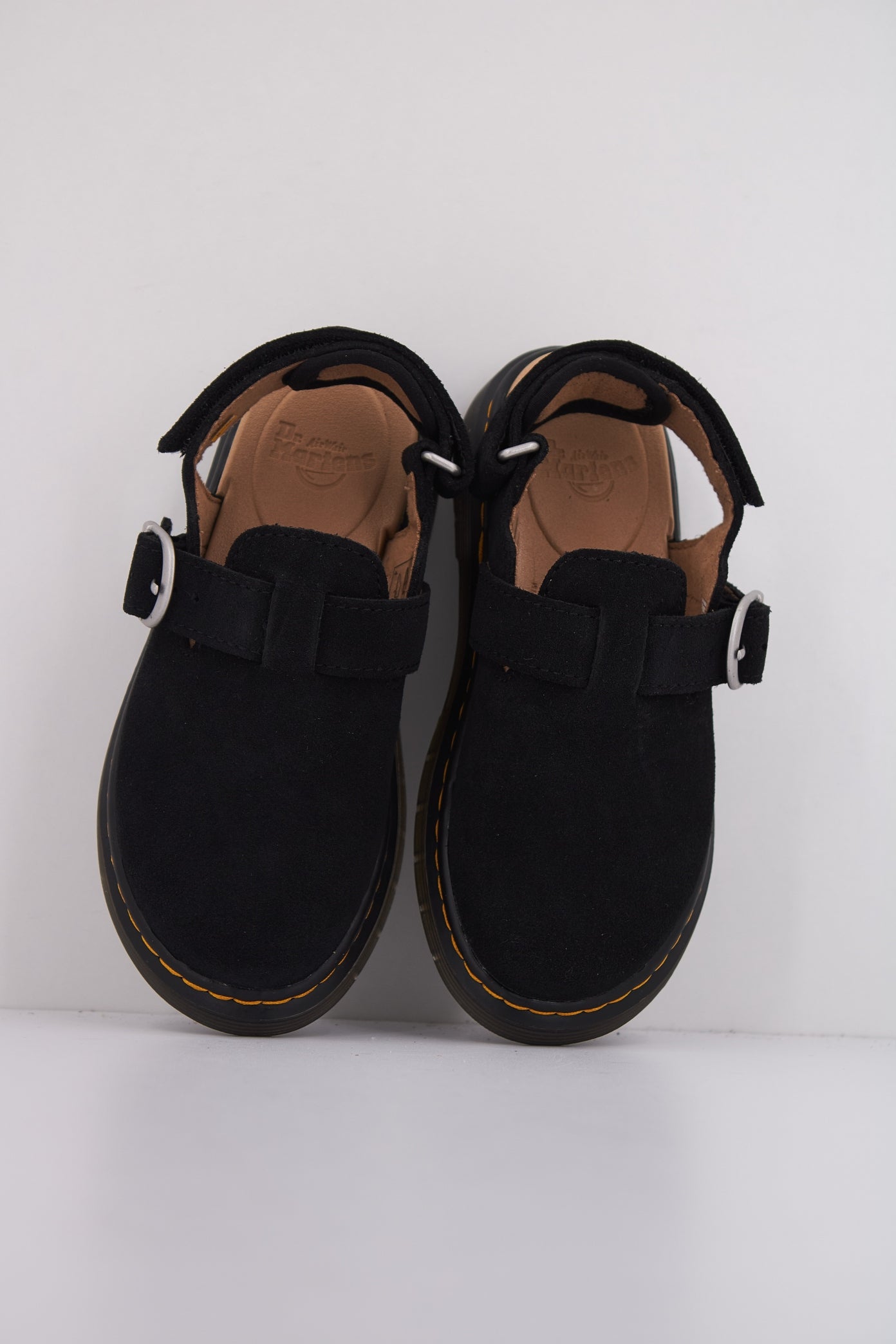 DR. MARTENS JORDIE J en color NEGRO  (3)