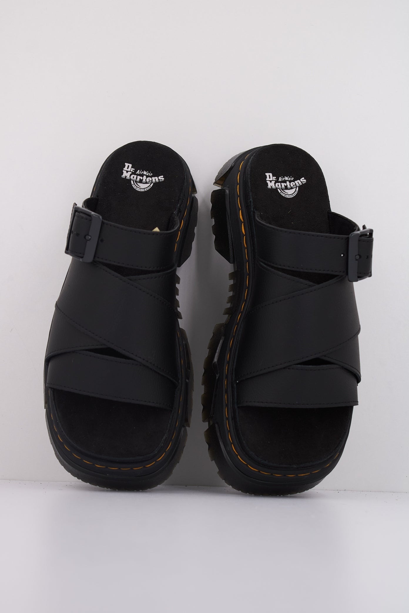 DR. MARTENS MATTISON SLIDE en color NEGRO  (3)