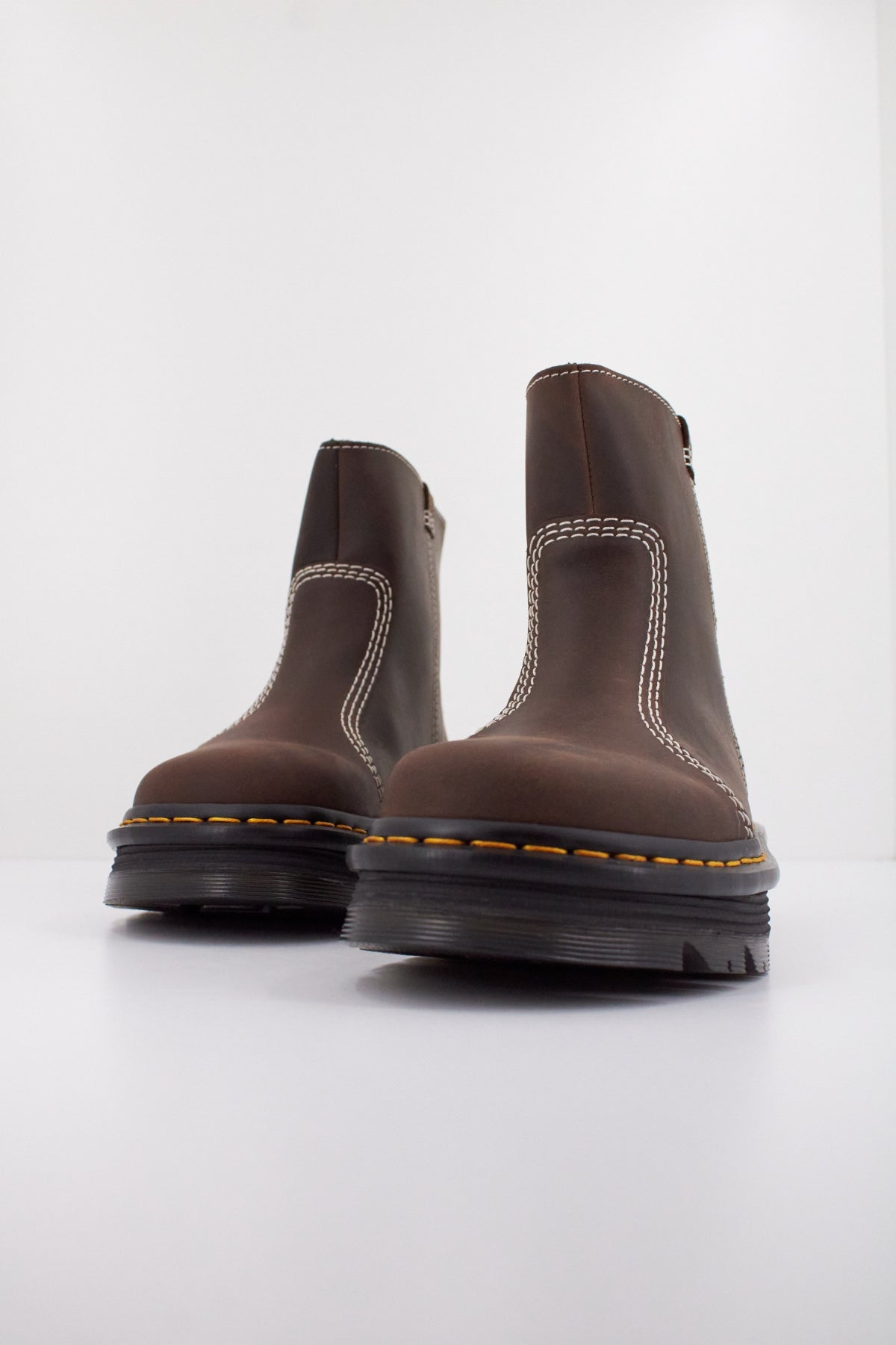 DR. MARTENS  ZEBZAG RIGGER  en color MARRON  (2)