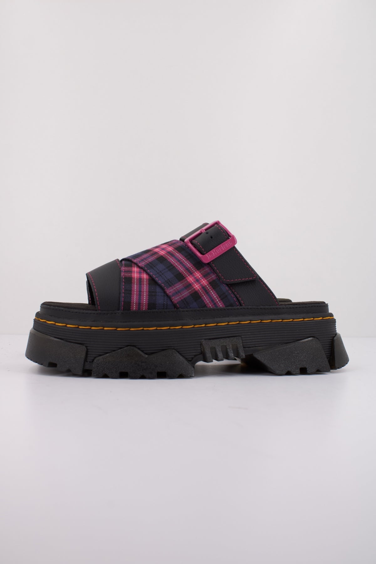 DR. MARTENS MATTISON SLIDE en color NEGRO  (1)