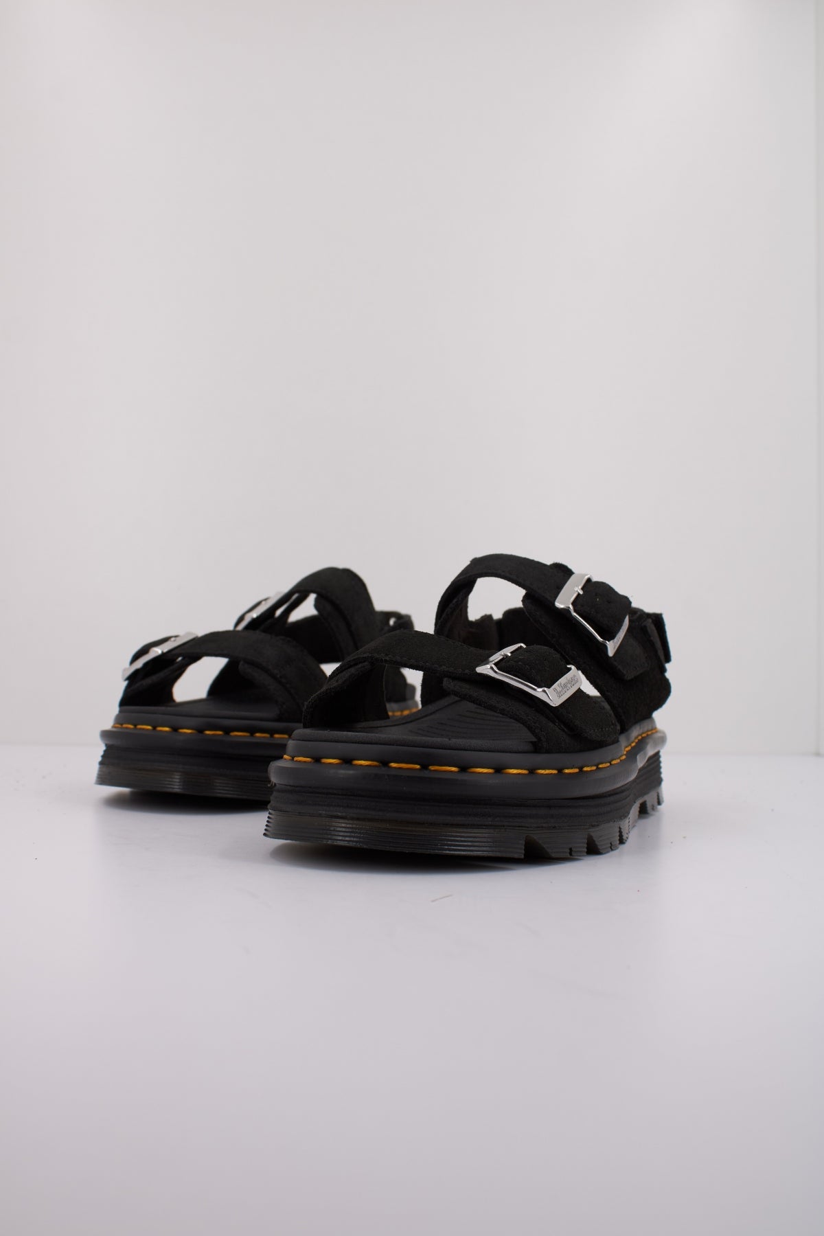 DR. MARTENS  ZEBZAG SANDAL  en color NEGRO  (2)