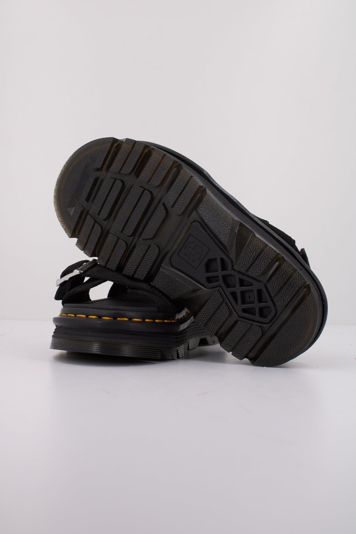DR. MARTENS  ZEBZAG SANDAL  en color NEGRO  (5)