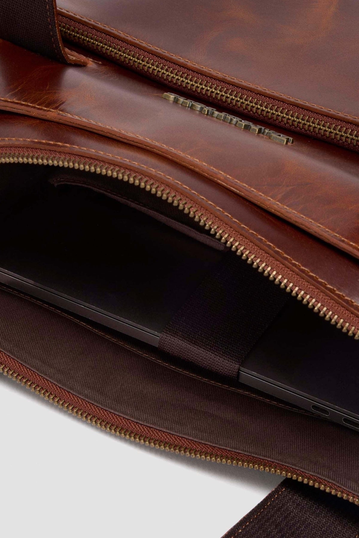 DR. MARTENS TOP HANDLE en color MARRON  (4)
