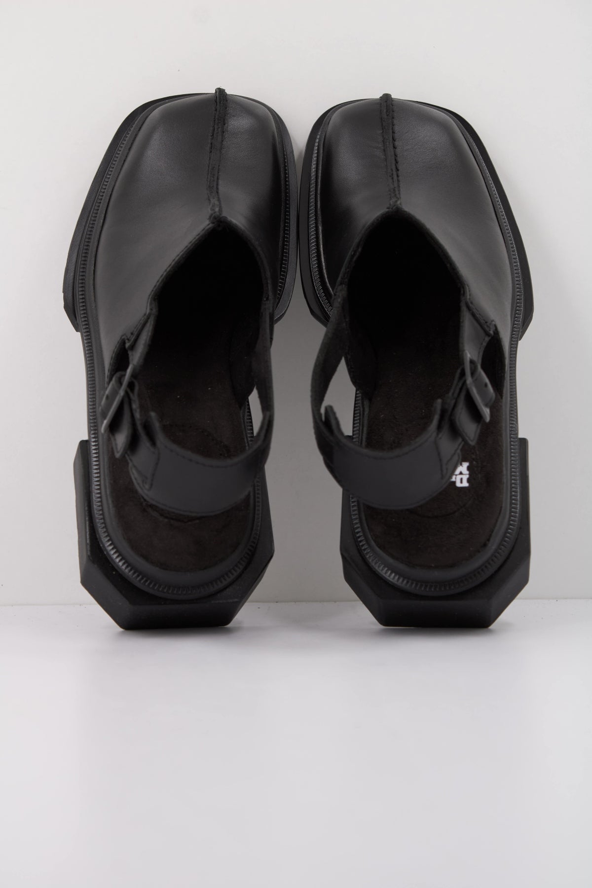 DR. MARTENS  MAYBOLE MULE  en color NEGRO  (3)