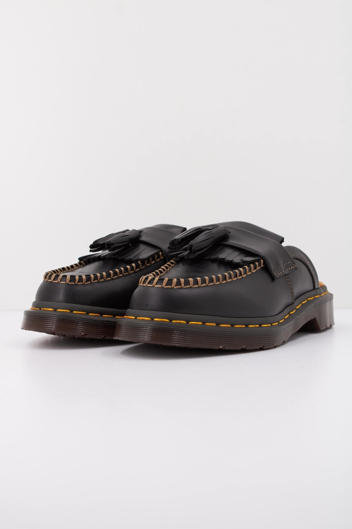 DR. MARTENS ADRIAN MULE en color NEGRO  (2)