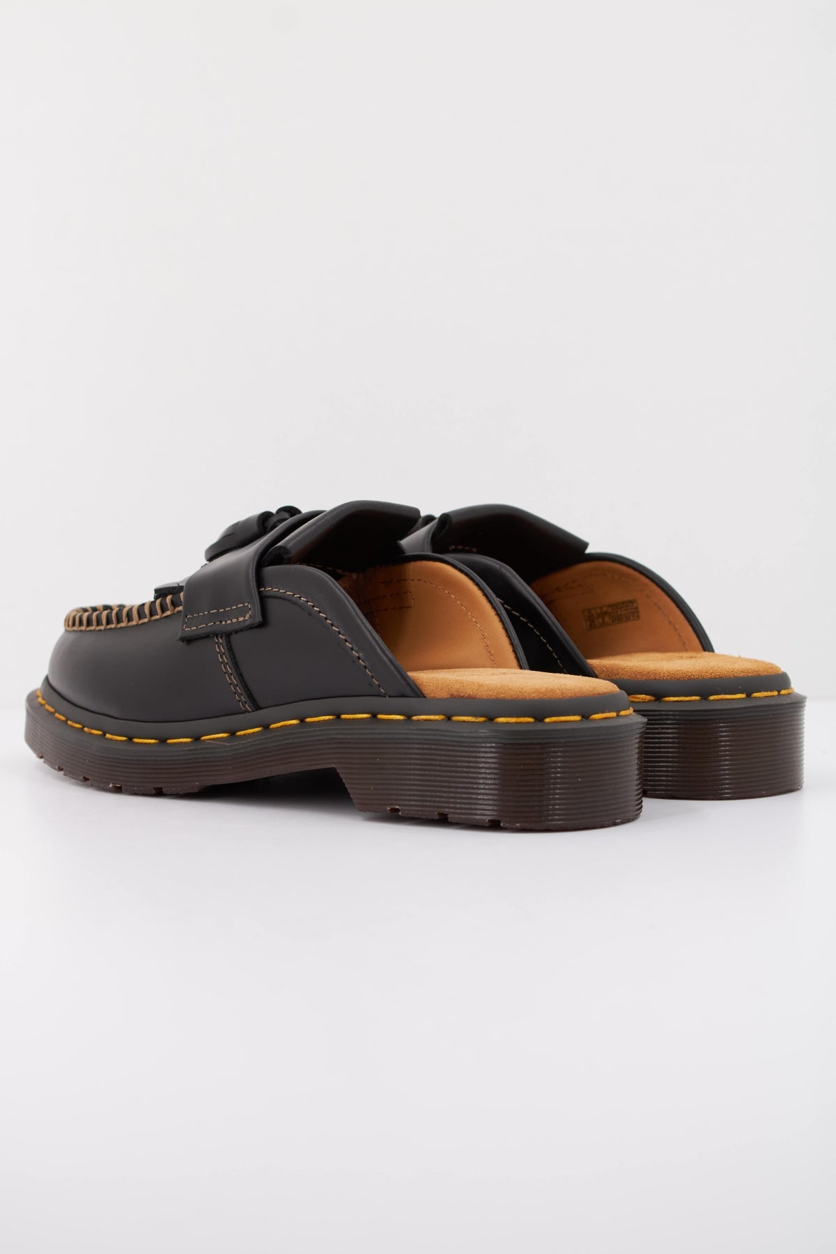 DR. MARTENS ADRIAN MULE en color NEGRO  (4)