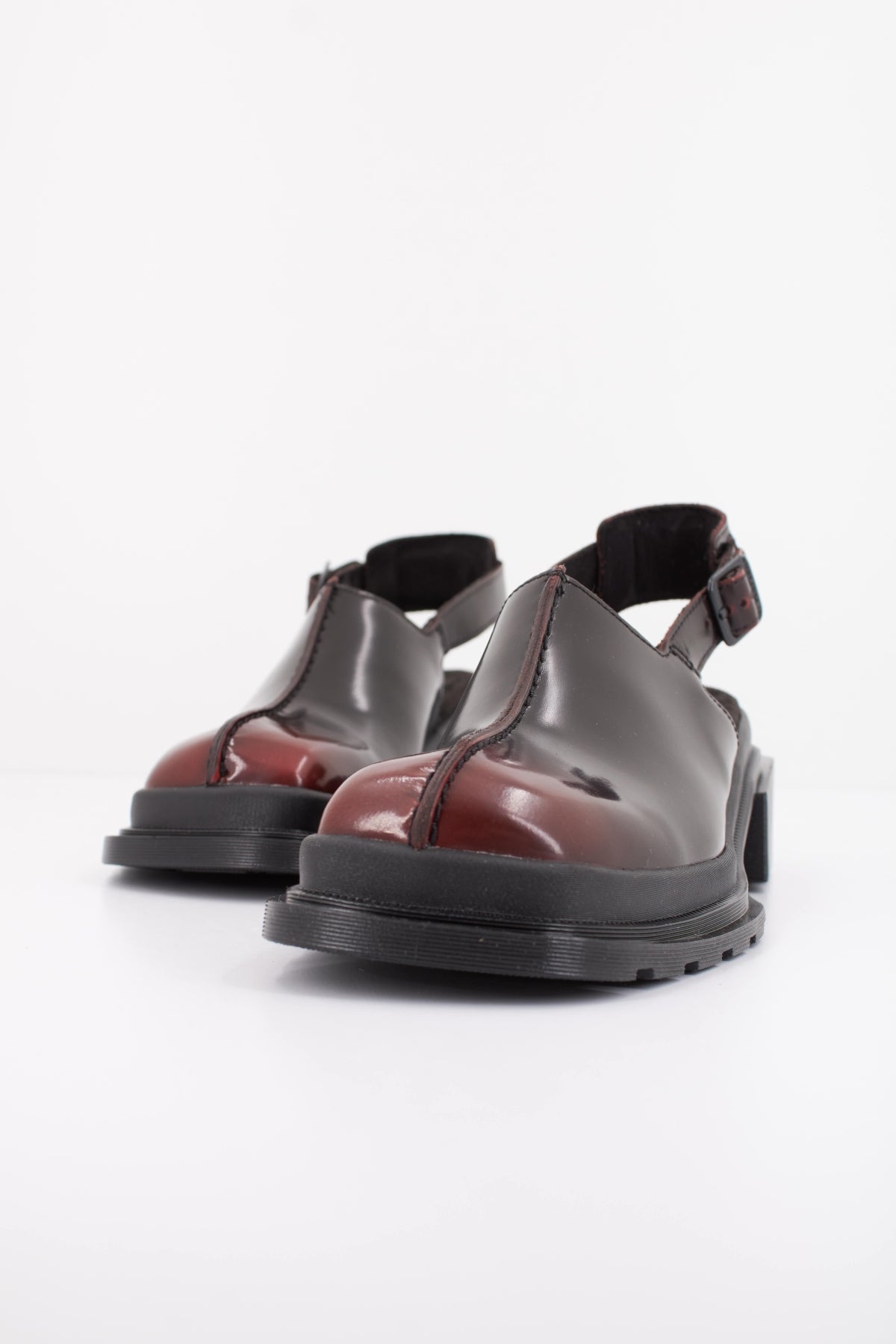 DR. MARTENS MAYBOLE MULE en color BURDEOS  (2)