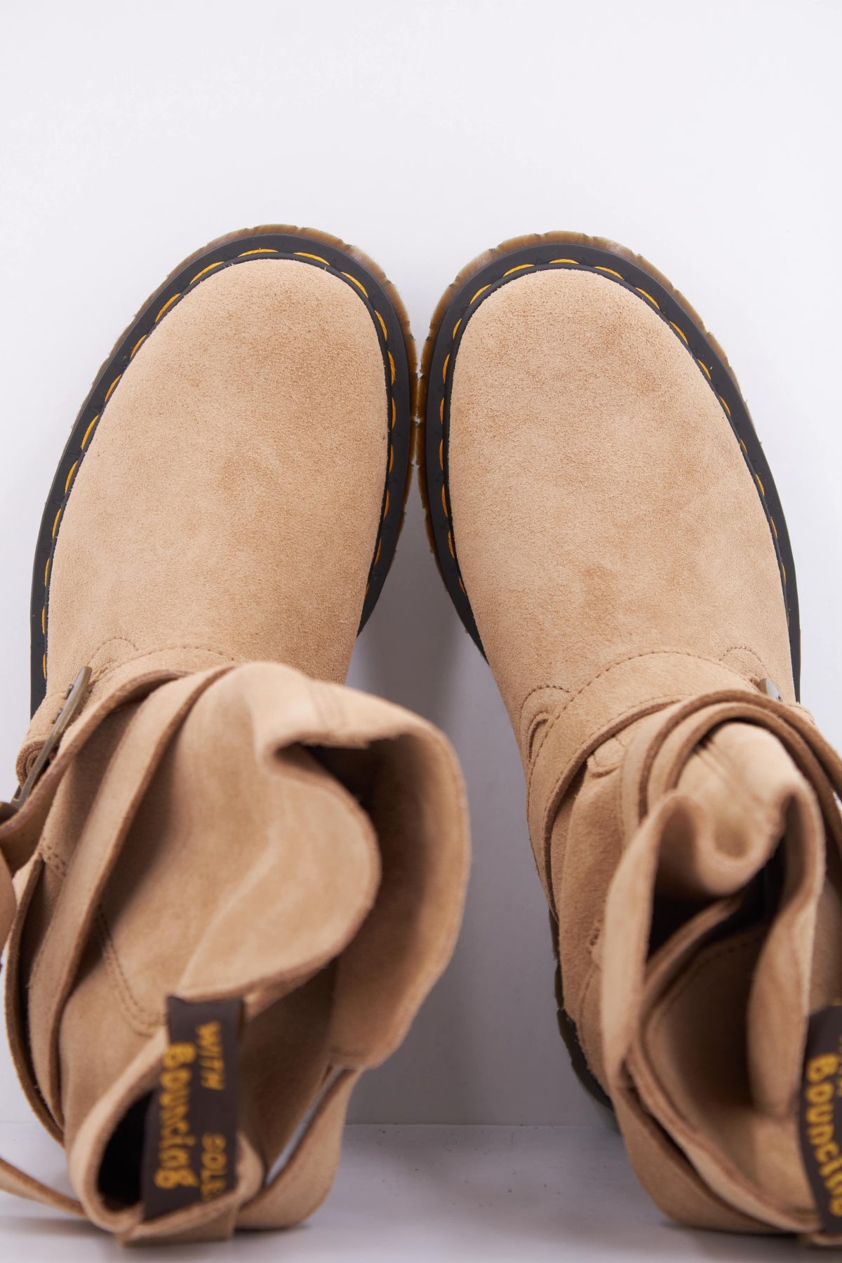 DR. MARTENS ANISTONE STRAP en color MARRON CLARO  (3)