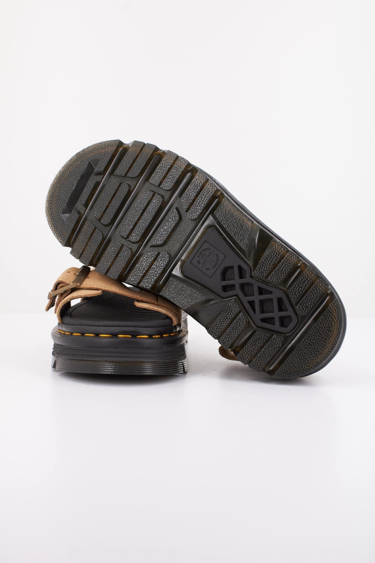 DR. MARTENS ZEBZAG SANDAL en color MARRON  (5)