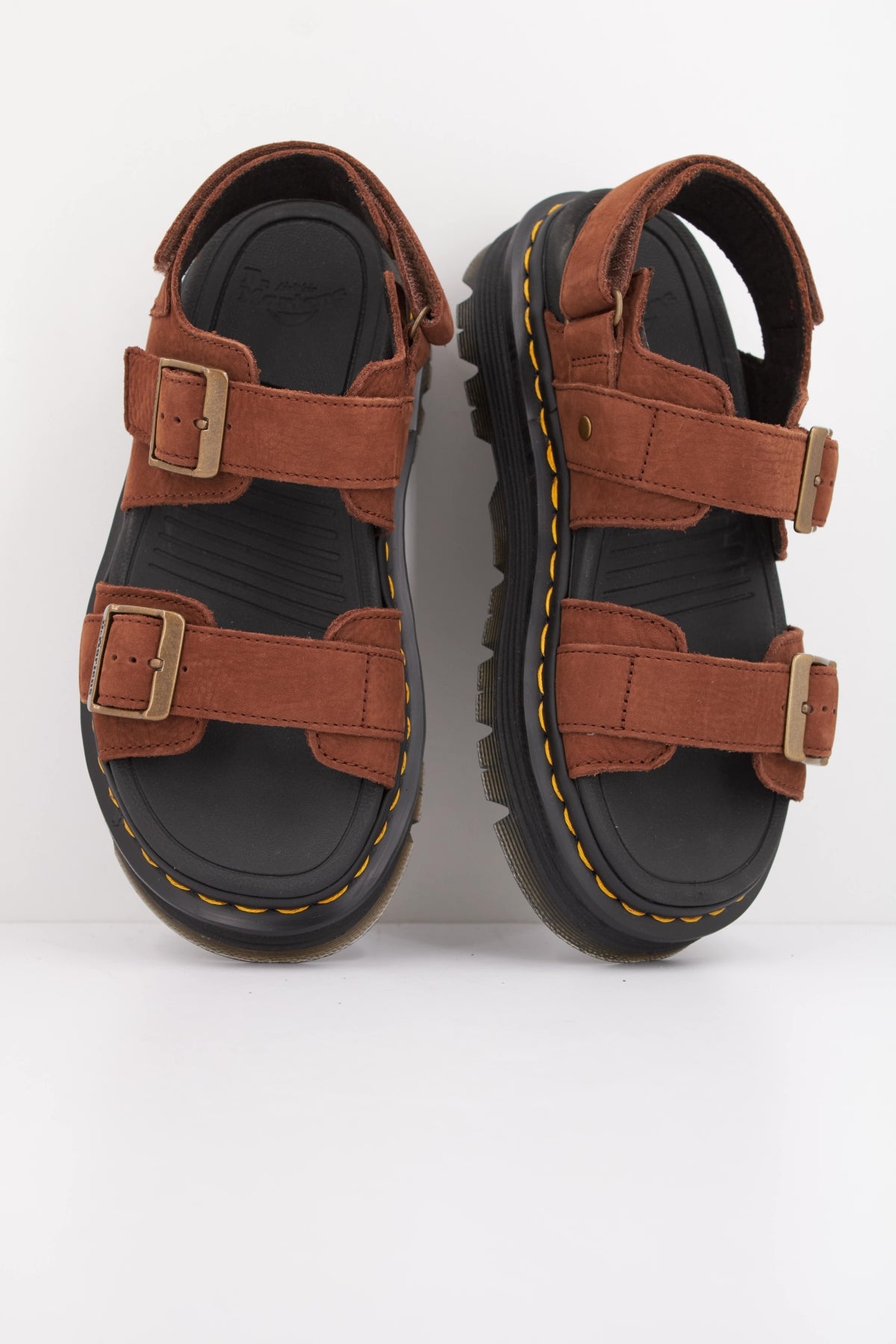 DR. MARTENS ZEBZAG SANDAL en color MARRON  (3)